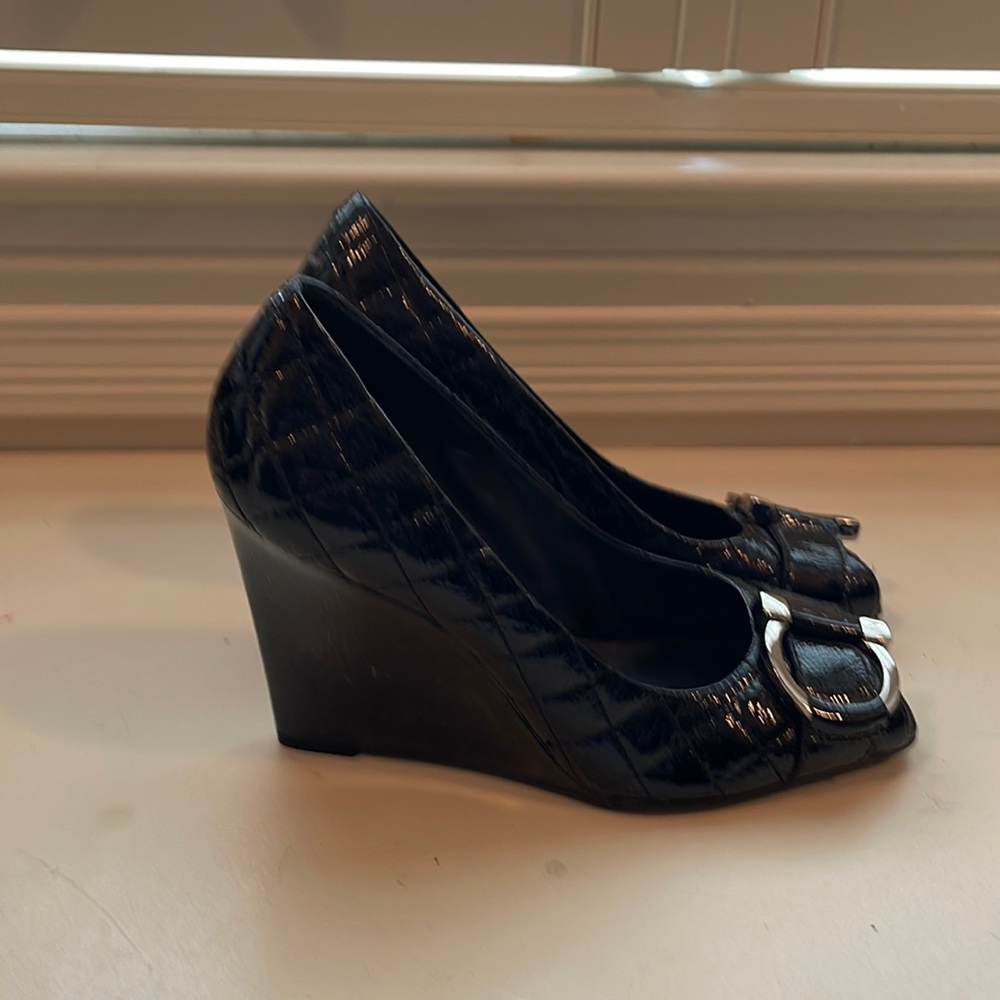 j vincent blk patent quilted wedges